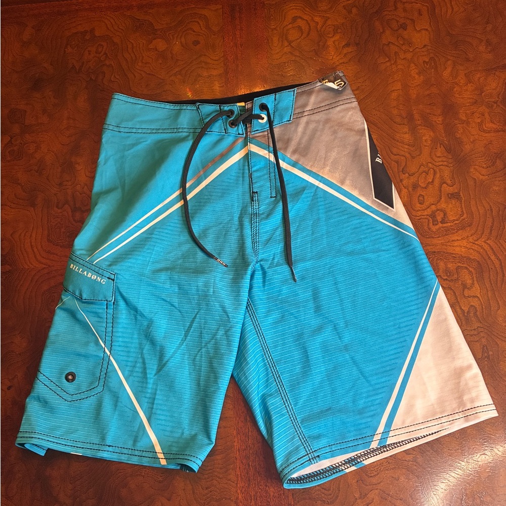 Catch a wave: Billabong Men’s Turquoise and Gray Geometric Boardshorts 🌊🏄‍♂️